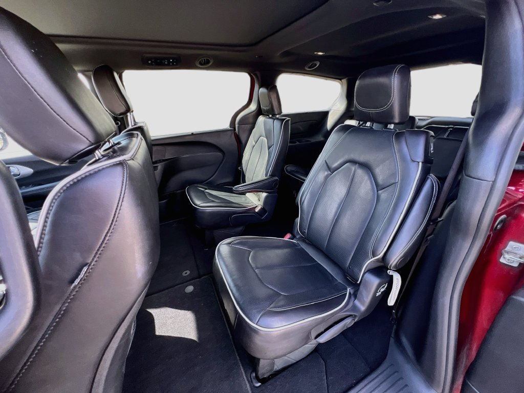 Used 2025 Chrysler Pacifica Limited FWD image 24