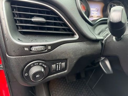 Used 2019 Jeep Cherokee Trailhawk AWD/4WD image 5