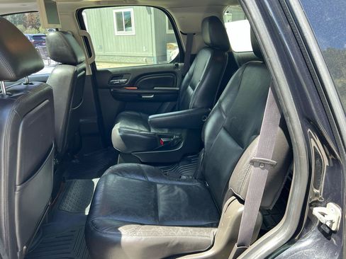 Used 2011 Cadillac Escalade Luxury AWD/4WD image 17