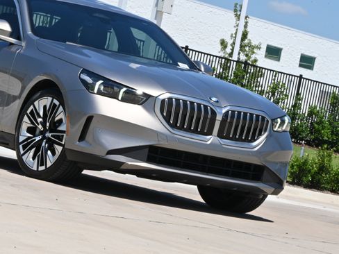 Used 2025 BMW 530i w/ Premium Package RWD image 34