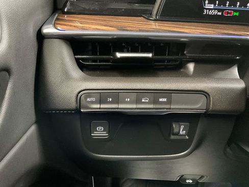 Used 2023 Cadillac Escalade Luxury AWD/4WD image 18