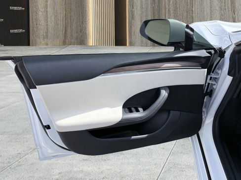 Used 2025 Tesla Model S image 22
