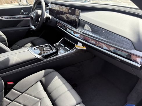 Used 2025 BMW i7 xDrive60 w/ Premium Package image 23