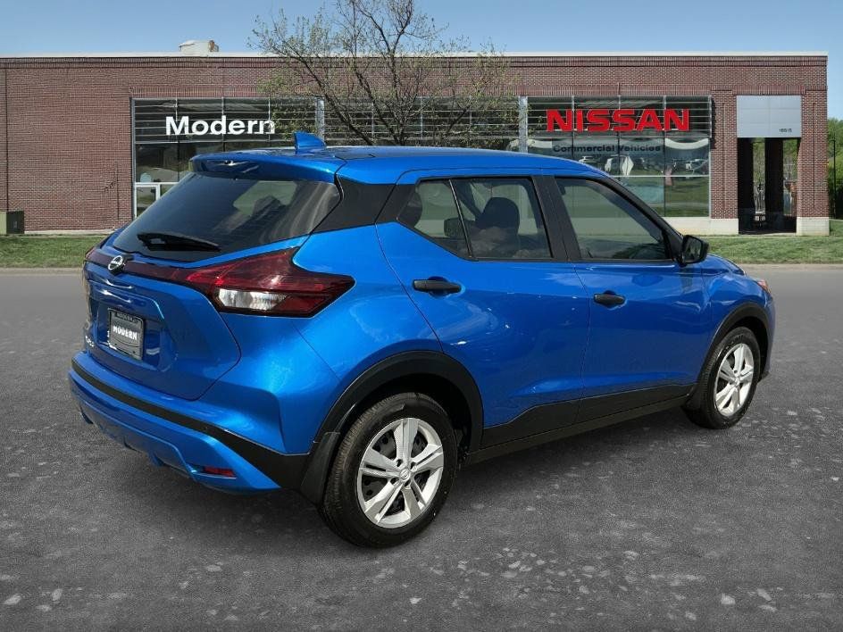 Certified 2025 Nissan Kicks Play S FWD image 4