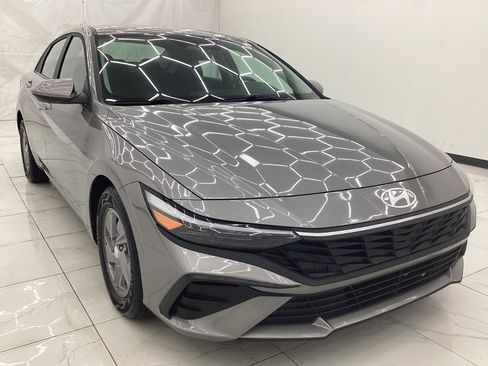 Used 2025 Hyundai Elantra SE w/ Cargo Package image 3