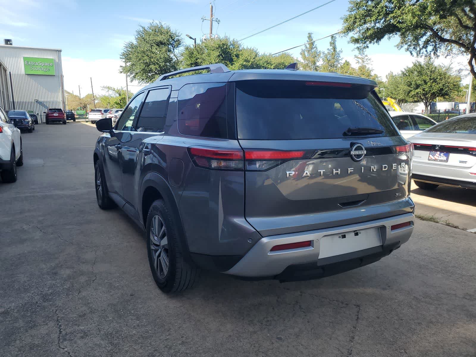 Used 2025 Nissan Pathfinder SL FWD image 4