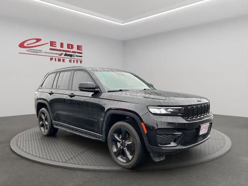 Used 2023 Jeep Grand Cherokee Altitude image 9