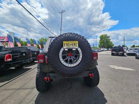 Used 2015 Jeep Wrangler Unlimited Rubicon w/ Connectivity Group AWD/4WD image 4