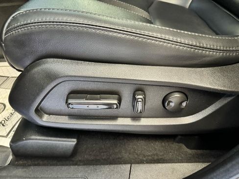 Used 2025 Honda Pilot EX-L image 10