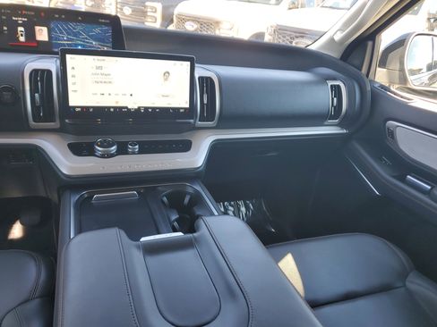 Used 2025 Ford Expedition Active image 17