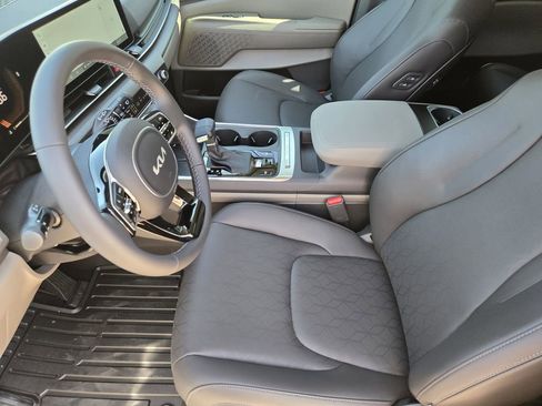 New 2026 Kia Carnival EX FWD image 10