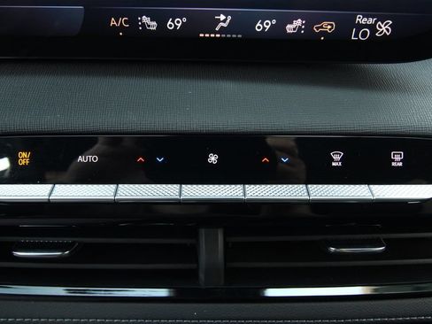 Used 2025 Buick Enclave Preferred AWD/4WD image 26