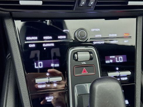 Used 2020 Porsche Cayenne image 17