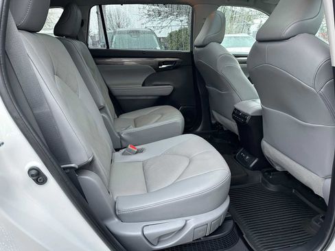 Used 2021 Toyota Highlander Platinum image 12