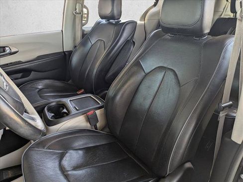Used 2018 Chrysler Pacifica Limited w/ Advanced Safetytec Group FWD image 17