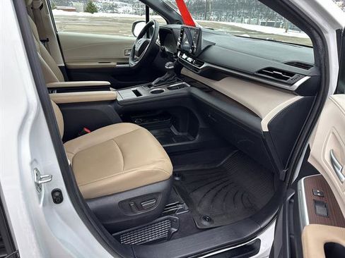 Used 2022 Toyota Sienna XLE image 18