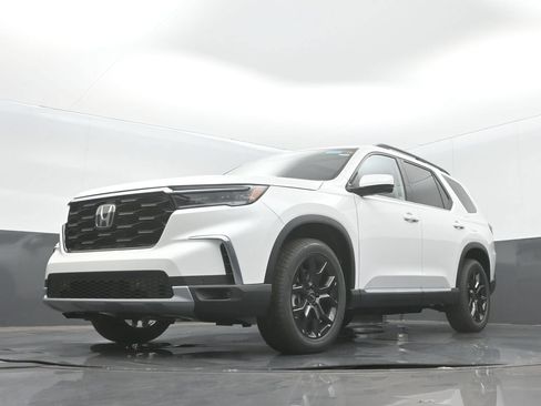 Used 2025 Honda Pilot Touring image 13