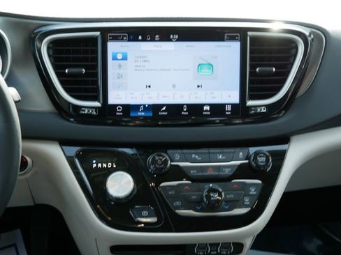 Used 2024 Chrysler Pacifica Touring-L image 9