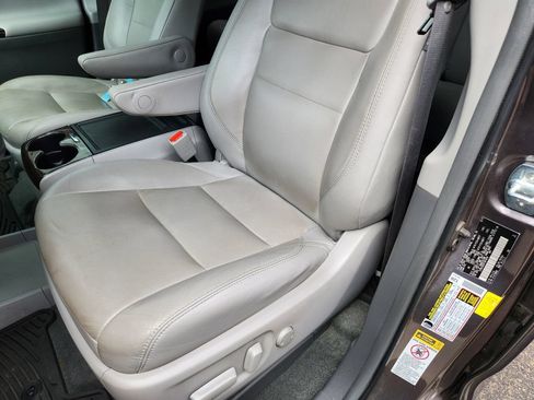 Used 2015 Toyota Sienna XLE w/ XLE Navigation Package FWD image 15