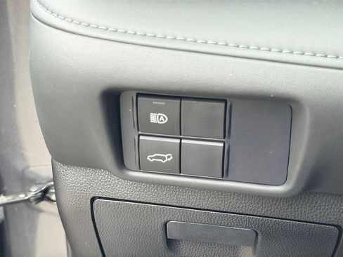 Used 2021 Toyota Highlander XLE AWD/4WD image 19