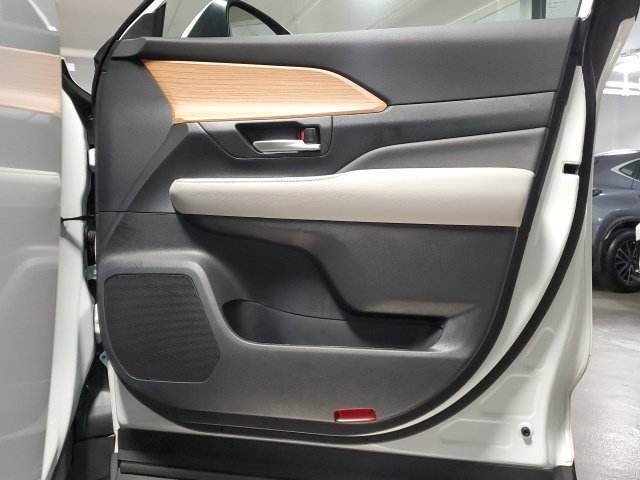 Used 2025 Toyota Grand Highlander AWD image 28