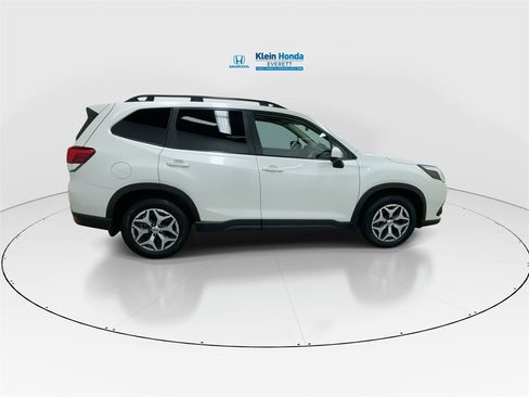 Used 2022 Subaru Forester Premium image 2