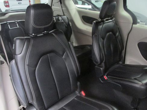 Used 2023 Chrysler Pacifica Touring-L FWD image 28
