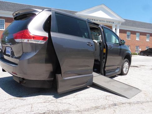 Used 2014 Toyota Sienna XLE FWD image 3