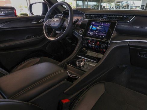 Used 2023 Jeep Grand Cherokee Altitude RWD image 36
