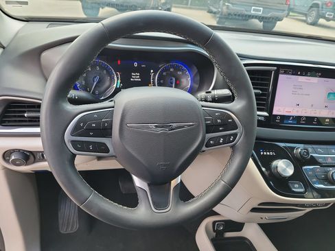 Used 2023 Chrysler Pacifica Touring-L FWD image 24