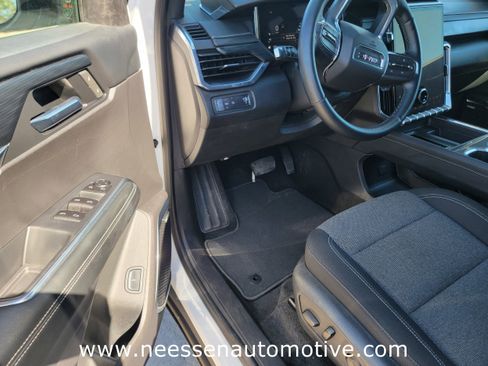 Used 2025 GMC Acadia Elevation image 15