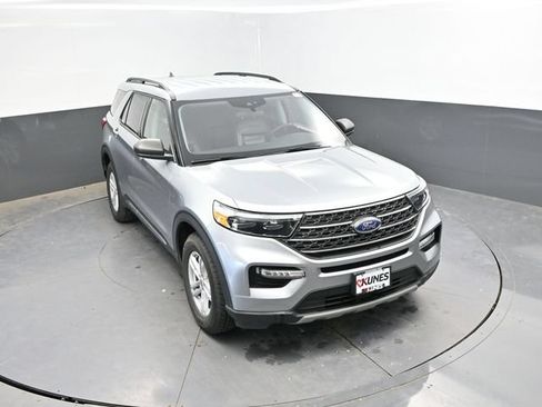 Used 2024 Ford Explorer XLT w/ Equipment Group 202A AWD/4WD image 38