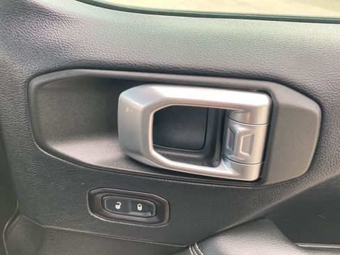 Used 2019 Jeep Wrangler Unlimited Sahara image 23