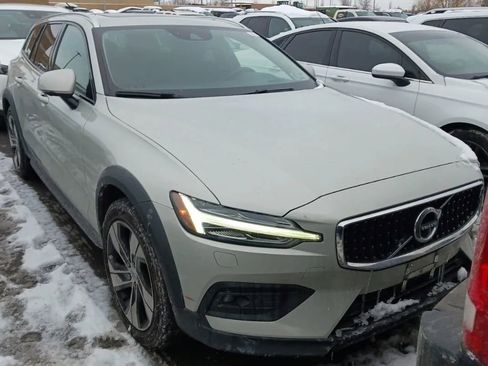 Used 2020 Volvo V60 T5 Cross Country image 1