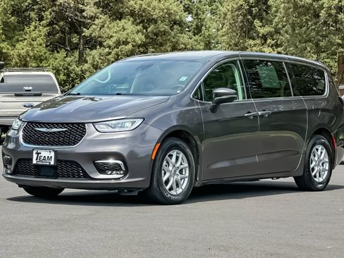 Used 2023 Chrysler Pacifica Touring-L FWD image 9