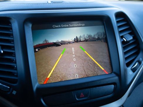 Used 2017 Jeep Cherokee Latitude w/ Cold Weather Group image 16