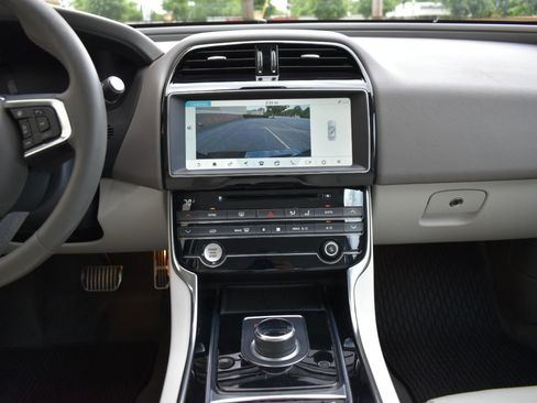 Used 2019 Jaguar XE Prestige RWD image 18