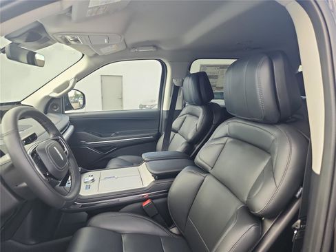 New 2026 Lincoln Navigator Premiere AWD/4WD image 14