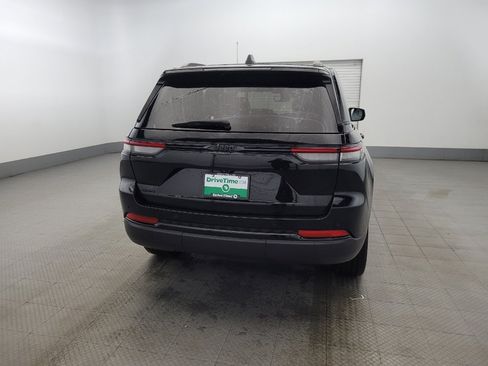 Used 2023 Jeep Grand Cherokee Altitude AWD/4WD image 7