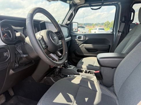 Used 2024 Jeep Gladiator Sport AWD/4WD image 4