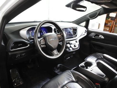 Used 2020 Chrysler Pacifica Limited w/ Advanced Safetytec Group image 13