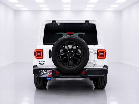 Used 2024 Jeep Wrangler Unlimited Sahara w/ Technology Group AWD/4WD image 12