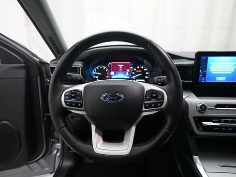 Used 2023 Ford Explorer XLT w/ Equipment Group 202A AWD/4WD image 4