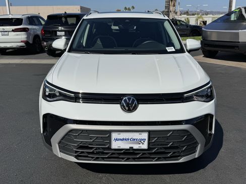 Used 2025 Volkswagen Taos SE image 3