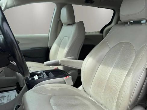 Used 2019 Chrysler Pacifica Touring-L FWD image 11