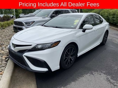 Used 2022 Toyota Camry SE FWD image 1