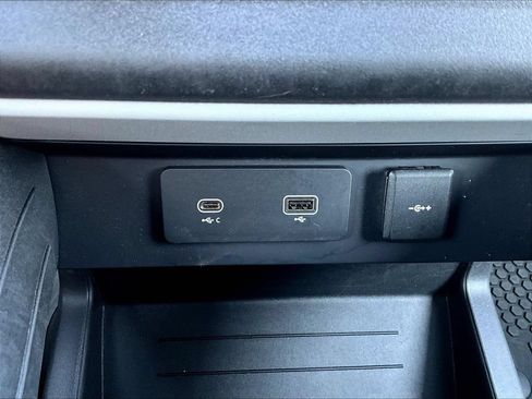 Used 2022 Land Rover Defender 110 X-Dynamic SE AWD/4WD image 18