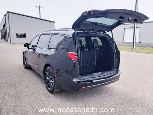 New 2026 Chrysler Pacifica Limited image 21