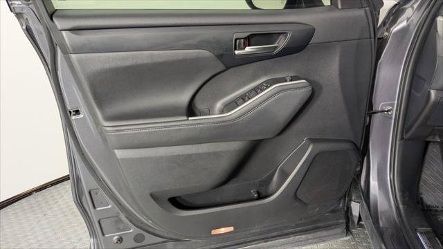 Used 2024 Toyota Highlander XSE FWD image 12