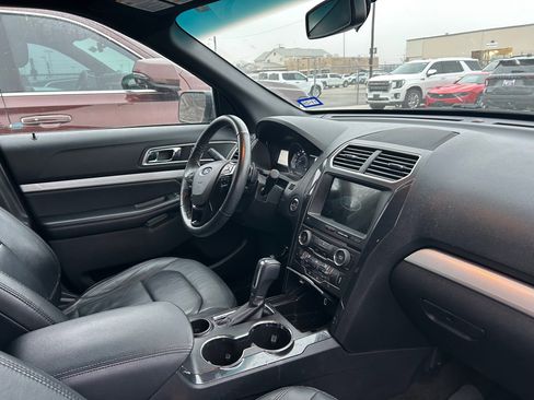 Used 2017 Ford Explorer XLT w/ Equipment Group 202A image 13